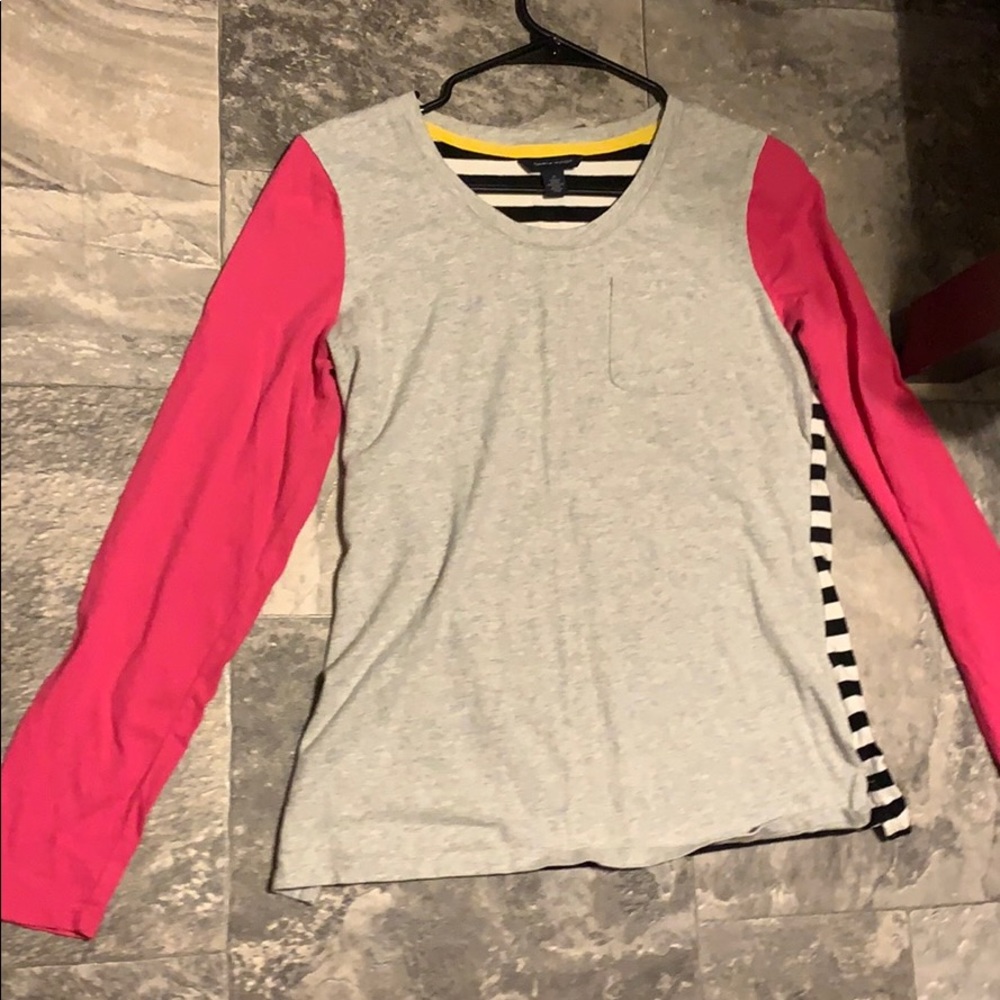 I’m selling a Tommy Hilfiger long sleeve for $6